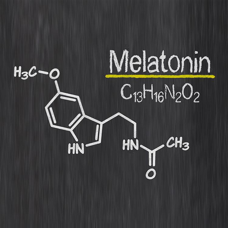 Melatonin Autismus. Strukturformel von Melatonin. Melatonin kann Kindern mit Autismus beim Einschlafen helfen.