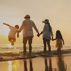 Familie mit autistischem Kind macht Urlaub am Meer