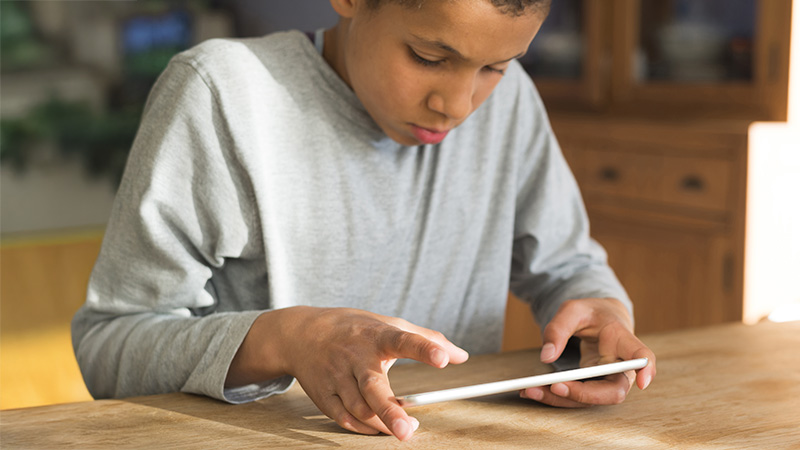 Ein Jugendlicher kommuniziert in Chats und Foren mit Gleichaltrigen: Digitale Medien können bei Autismus ein Sprachrohr sein.